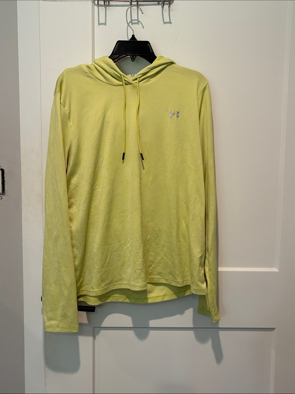 Under Armour women’s Lime yellow Hooded Long Sleeve Shirt. B31